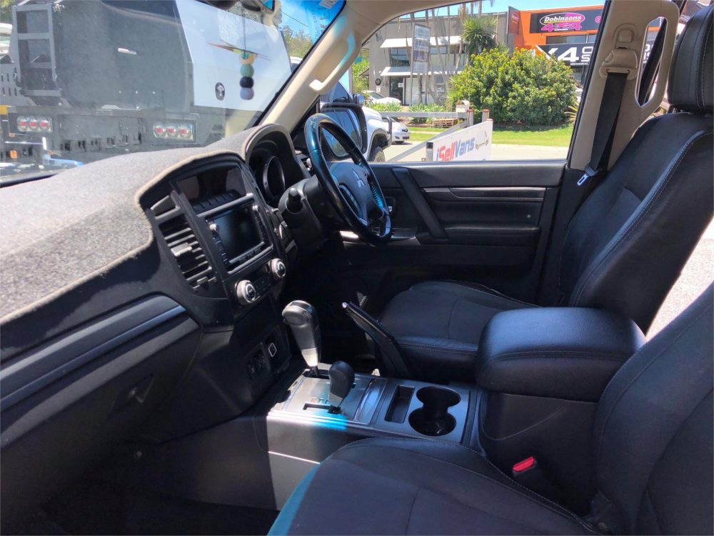 2013 MITSUBISHI PAJERO VR-X LWB (4X4) image 10